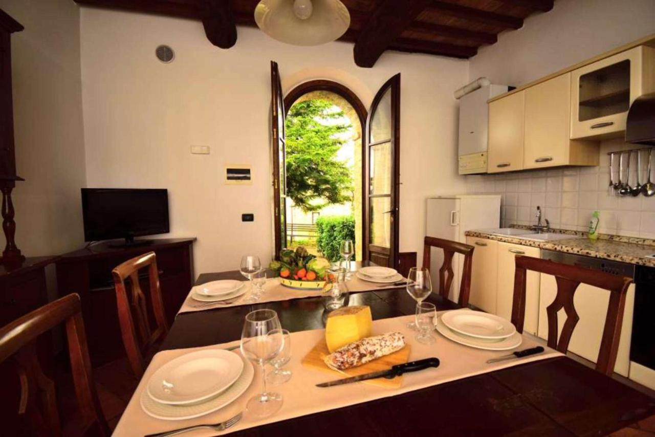 Le Rocche Di Valiano Aparthotel Bagian luar foto
